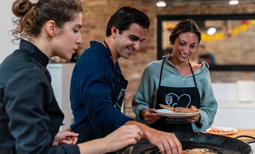 Image 2: Barcelona : 5 - Curso de Cocina de Paella con Cava & Sangria