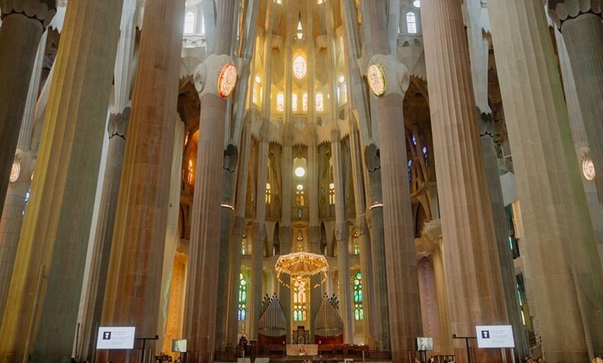 Image 15: Barcelona En un día Sagrada, Park Güell, casco antiguo y teleférico