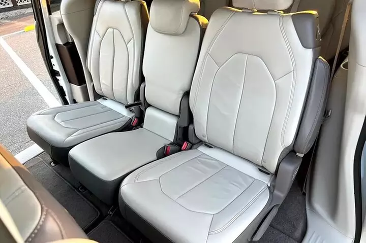 Private transfer in Orlando Airport Parks Shopping - Second Medium