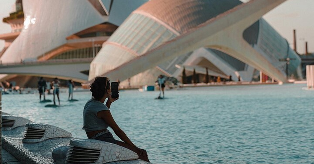 Sesión de fotos de elegancia futurista en Valencia