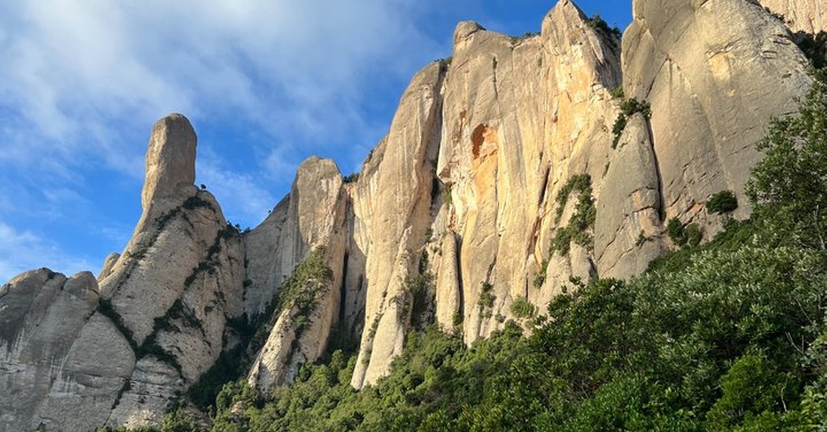 Actividad de escalada guiada en Cavall Bernat, Montserrat