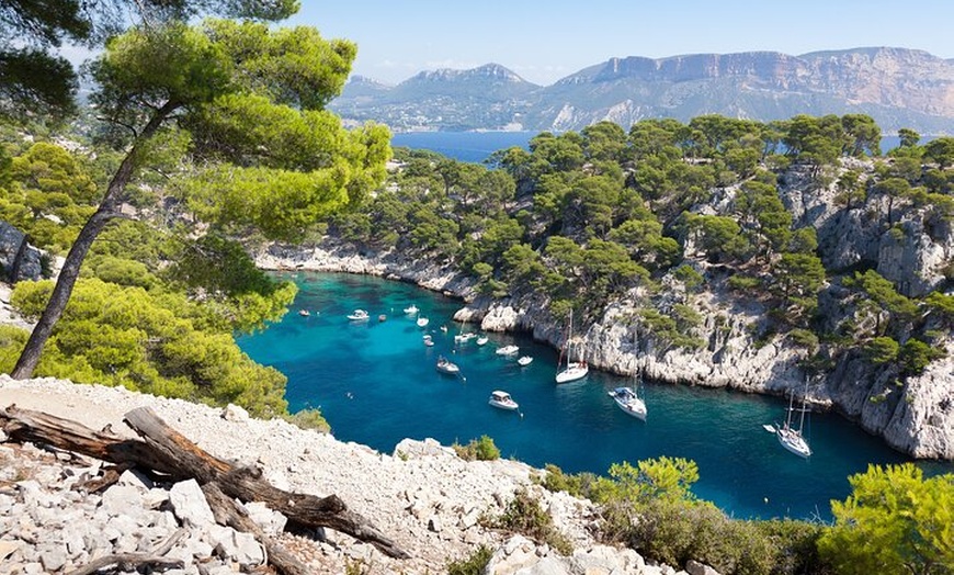 Image 3: Tour Cassis Balade en bateau et visite des grottes au départ d'Aix