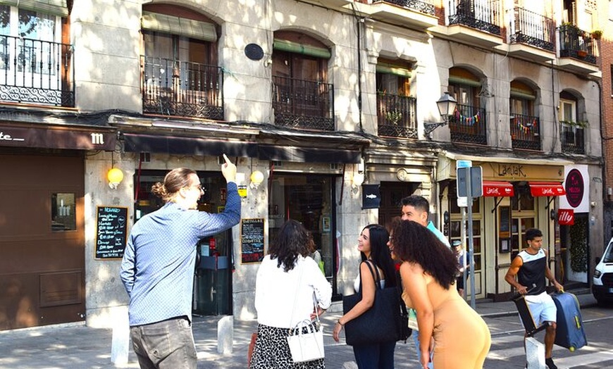 Image 21: Visita Guiada por Restaurantes Centenarios con Cena de Tapas