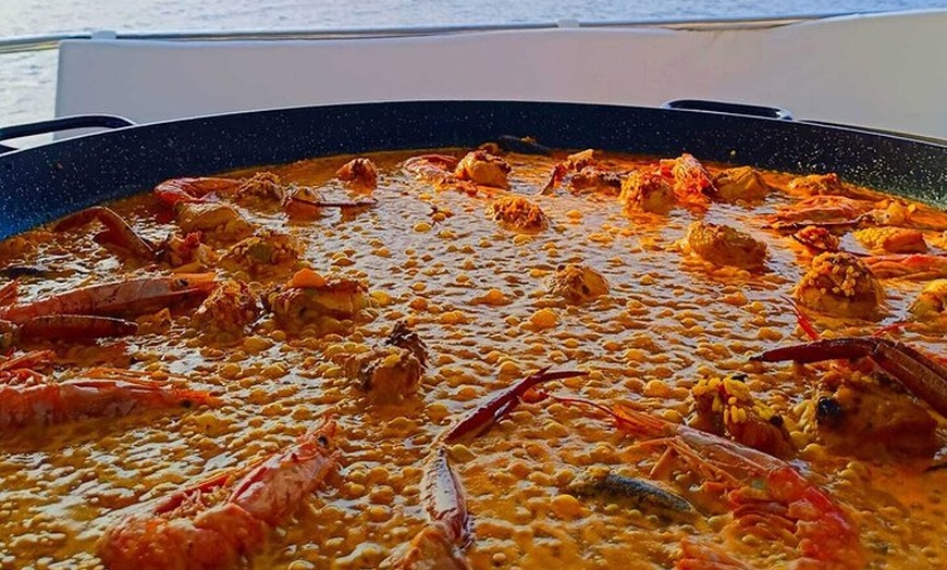Image 2: Crucero VIP al atardecer con bebidas, paella, remos y snorkel