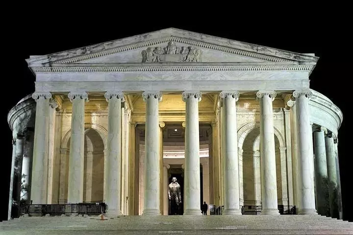 Small Group National Mall Night Tour with 10 Top Attractions