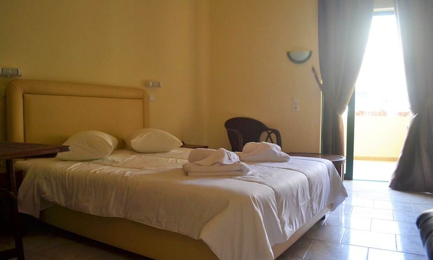 Image 5: ✈ KRETA | Kato Gouves - Diogenis Blue Palace Hotel 4* - Odkryty basen