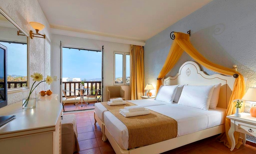 Image 3: ✈ CRÈTE | Stalida - Alexander Beach Hotel & Village Resort 5* - Bor...