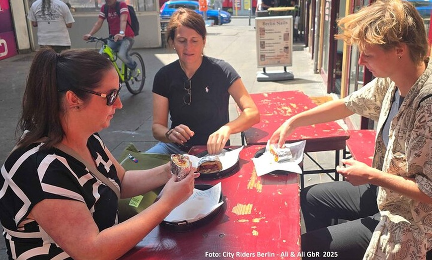 Image 7: Das echte Berlin - Street, Food und History - Tasty Bike Tour