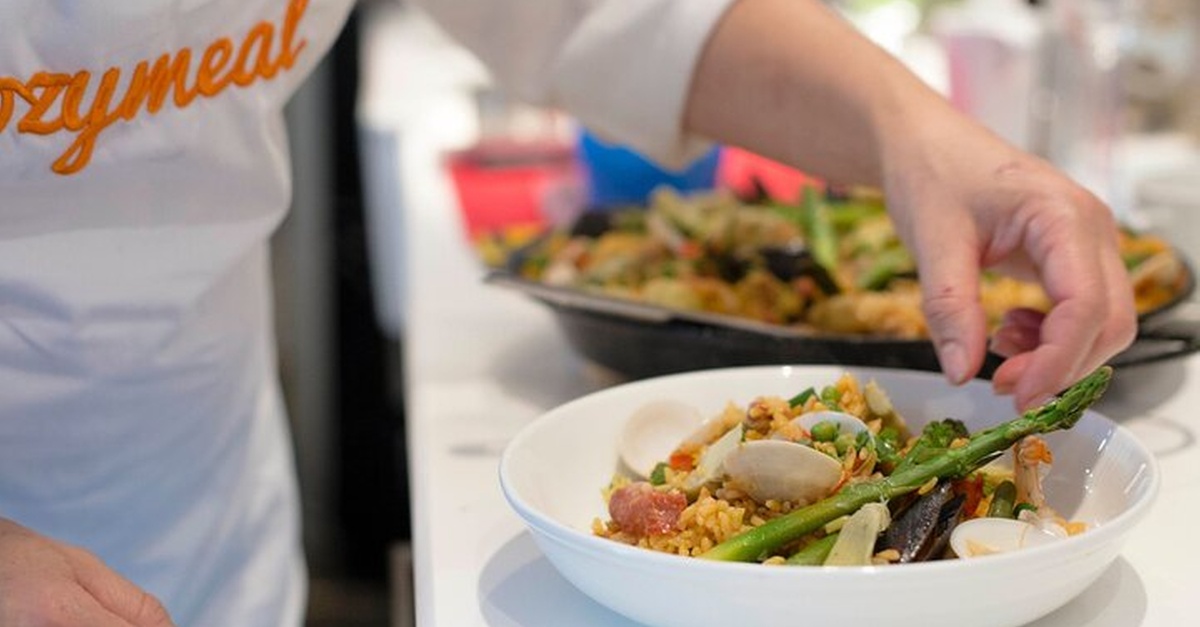 Clase de cocina de paella y tapas con tour de mercado en Barcelona