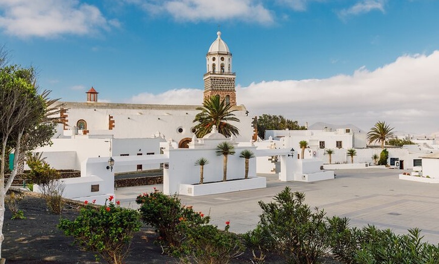 Image 6: Lanzarote Private DayTrip to Teguise Market & Volcanic LagOmar