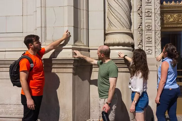 Chicago: Downtown Loop & Millennium Park 2 Hour Walking Tour