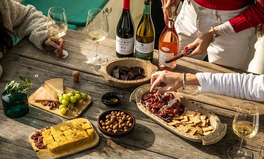 Image 12: Cata de vinos y tapas Premium de Barcelona en Catamarán - Grupo peq...