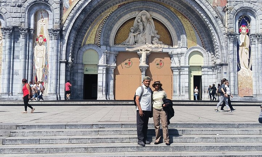 Image 17: Experimente Lourdes con un tour privado y un cómodo transporte