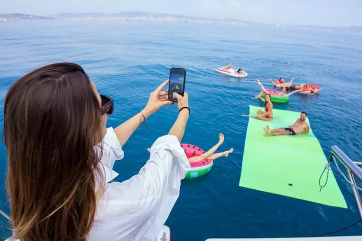 Crucero en catamarán por Barcelona con tapa y bebida incluidas