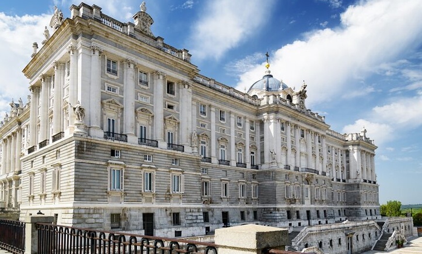 Image 1: Entrada al Palacio Real de Madrid