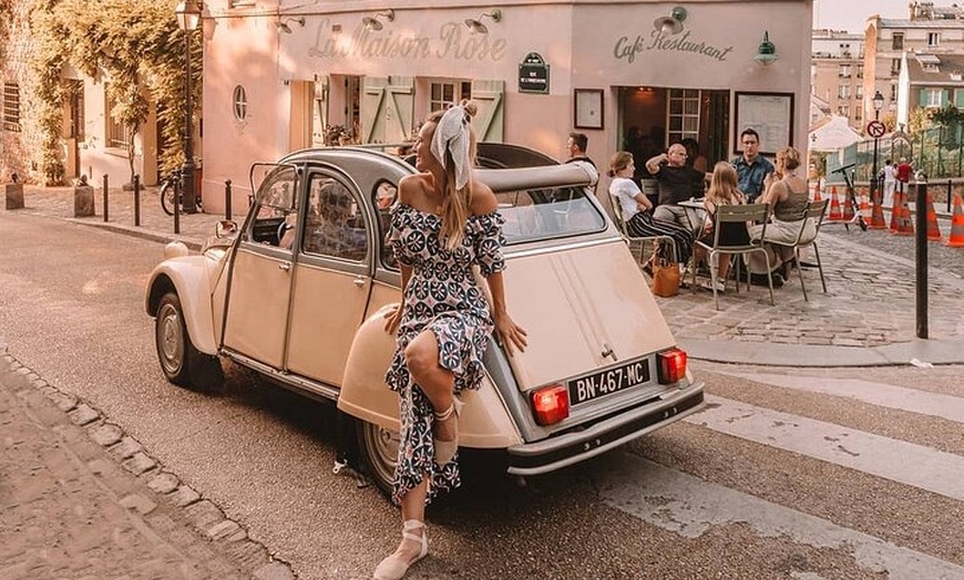 Image 3: Découvrez Paris avec style à bord d'une voiture vintage française c...