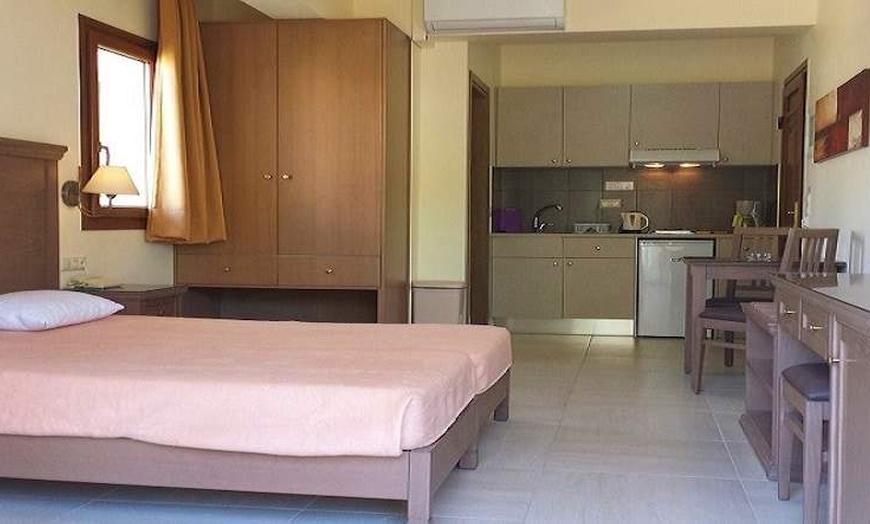 Image 3: ✈ KRETA | Stalis - Maria Lambis Apartments 3*, 3 nachten - Buitenzw...