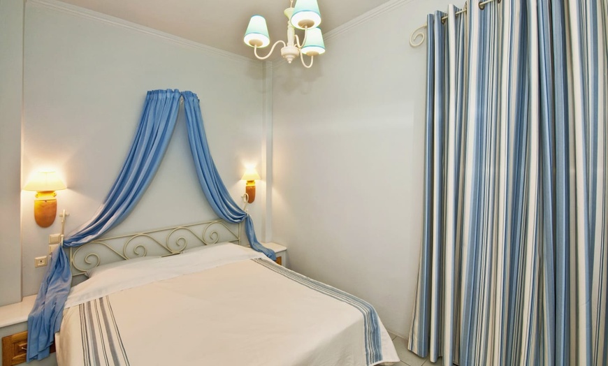 Image 4: ✈ SANTORIN | Perissa - Meltemi Village Hotel 4*