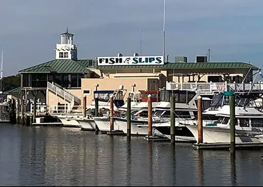 5% Cash Back at Fish & Slips Marina Raw Bar