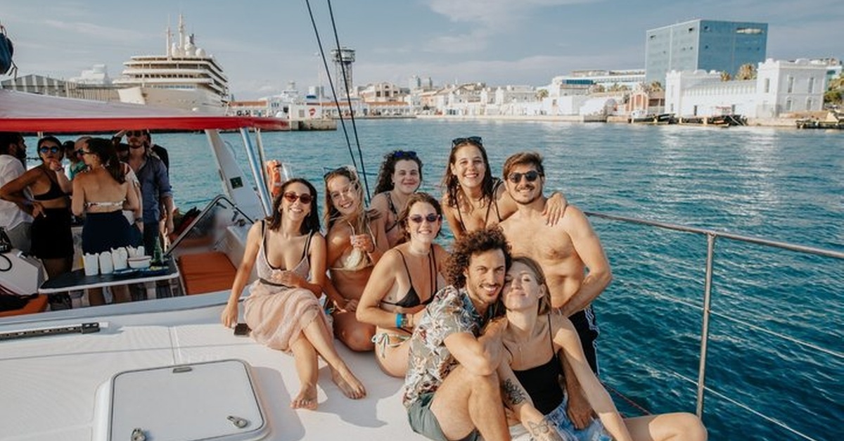 Crucero en catamarán por Cambrils con barbacoa, bebidas y juegos acuáticos