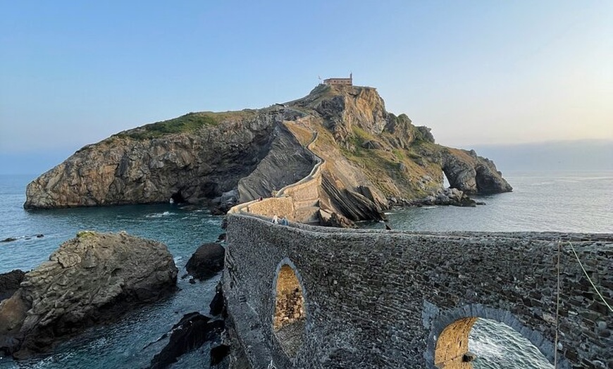 Image 2: Bilbao: Gaztelugatxe, Bermeo, Mundaka y Gernika con Txakoli
