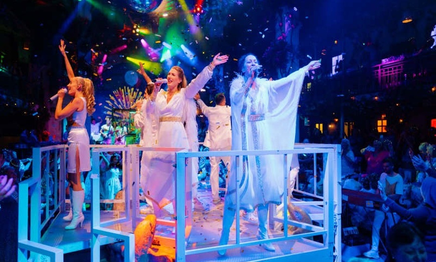 Image 13: ✈ GROßBRITANNIEN | London - Mama Mia The Party: Aufenthalt im TRIBE...