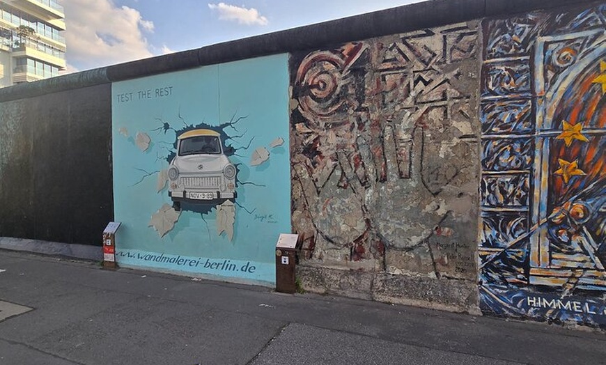 Image 12: Berlin VIP TOUR - Private Bus Tour inklusive Chauffeur und Guide