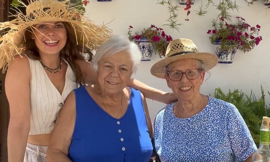 Image 1: Clase de cocina española con la abuela local