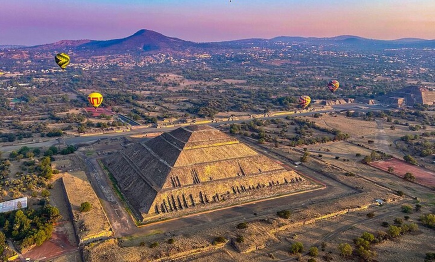 Image 2: Private Romantic Balloon Flight over Teotihuacan for Couples