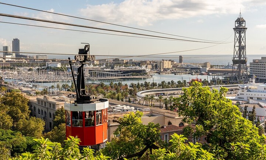 Image 2: Visita guiada a pie por la ciudad de Barcelona con teleférico y pas...