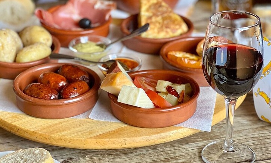 Image 2: Experiencia Premium de Cata de Vinos + Tapas Andaluzas en Sevilla