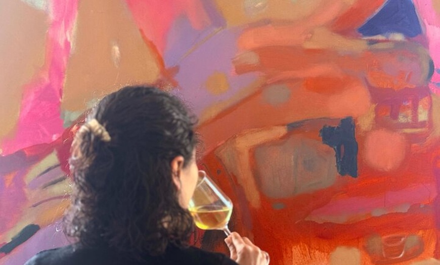 Image 20: Vinos y maravillas: Una cata española en una galería de arte privada