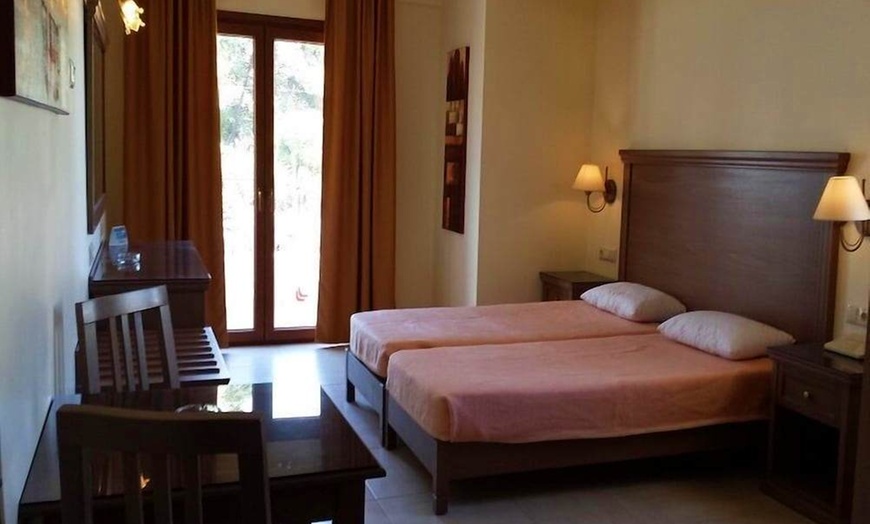 Image 4: ✈ KRETA | Stalis - Maria Lambis Apartments 3*, 3 nachten - Buitenzw...