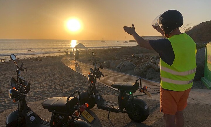 Image 20: Maspalomas - Meloneras : Visita guiada al atardecer e-Scooter 2 plazas