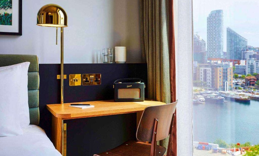 Image 6: ✈ GROßBRITANNIEN | London - Mama Mia The Party: Aufenthalt im TRIBE...