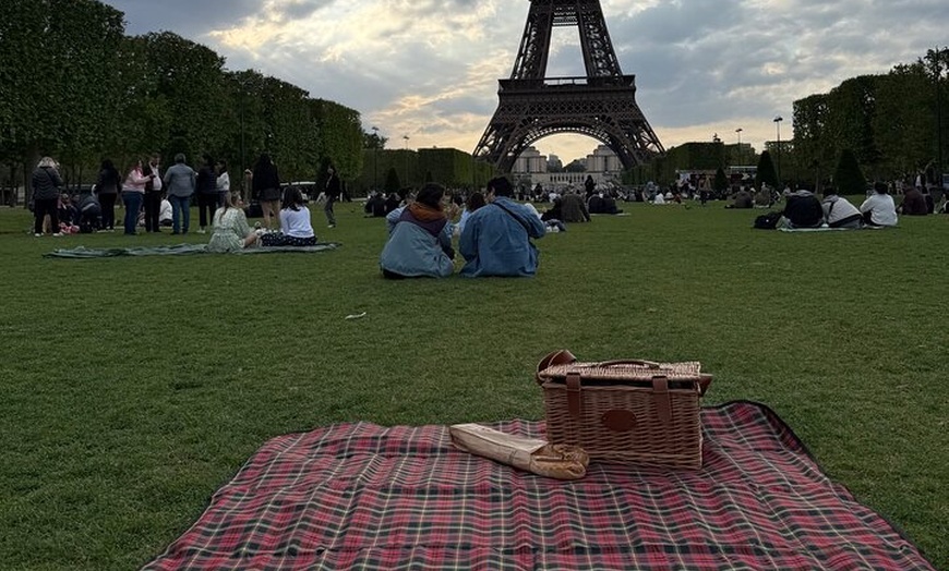 Image 7: Pique-nique gourmand au coucher du soleil devant la Tour Eiffel