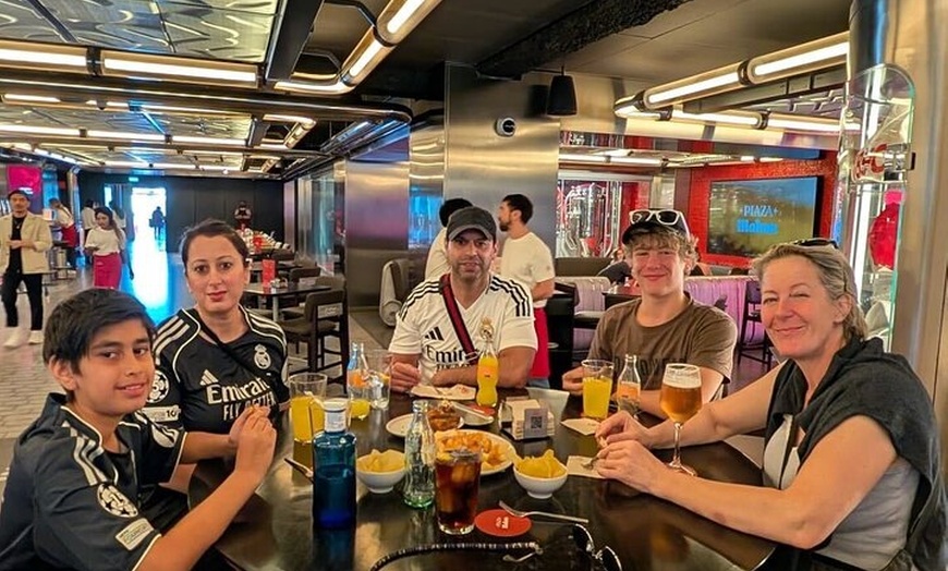Image 2: Visita guiada al estadio Santiago Bernabéu y tapas
