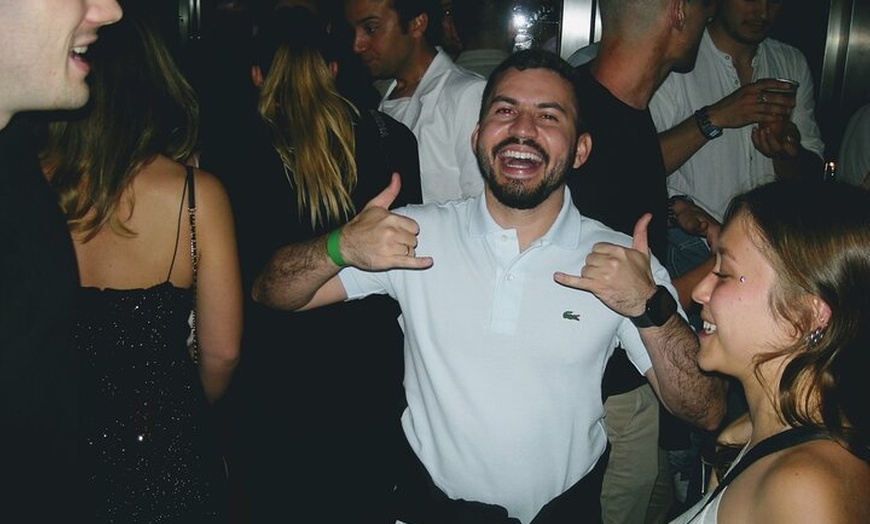 Image 8: OG Barcelona Night Adventure — 3 bares, 3 chupitos y entrada VIP al...