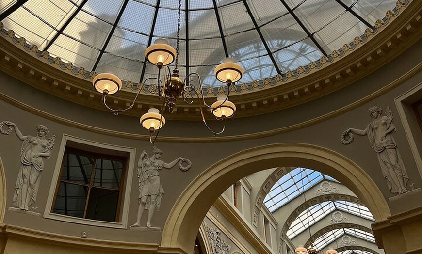 Image 2: Visite couverte et secrète de Paris