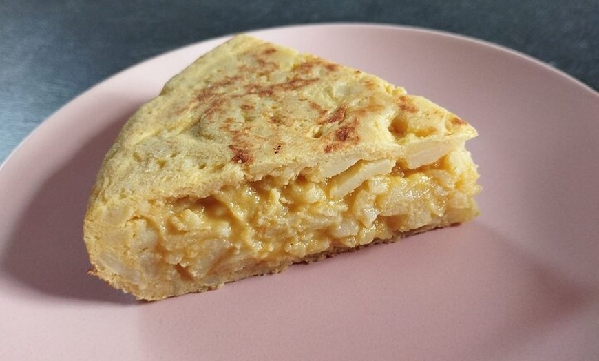 Image 24: Clase de Cocina de Tapas Española con Música de Guitarra en Vivo