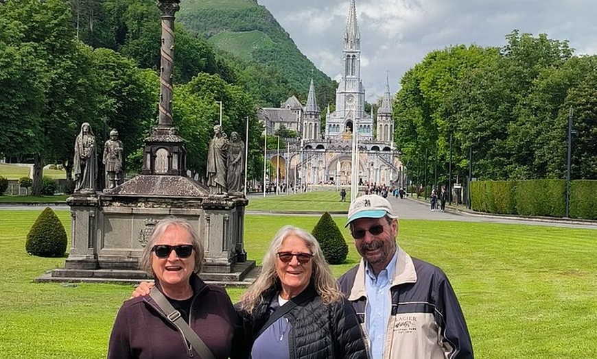 Image 5: Experimente Lourdes con un tour privado y un cómodo transporte