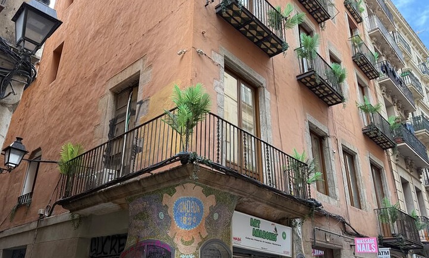 Image 11: Barrios históricos de Barcelona El Raval, Gótico y Born