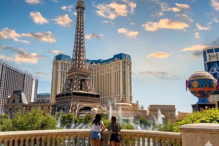 Discover Must-See Spots: Las Vegas Strip Walking Tour