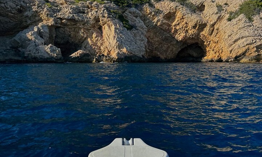 Image 8: Un Bateau Privatisé, dans les Calanques de Port d'Alon !