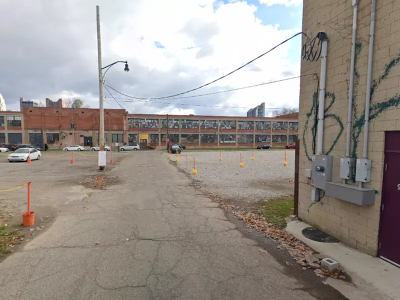 Parking at 400 Square Lot