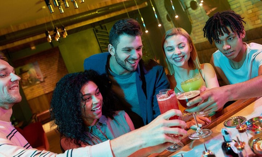 Image 2: Bar & Party Tour mit Free Shots & VIP Club Zugang