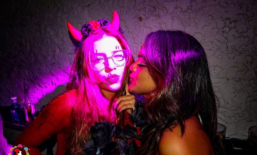 Image 3: Pubcrawl de Halloween en Madrid – Barra libre, chupitos y entrada V...