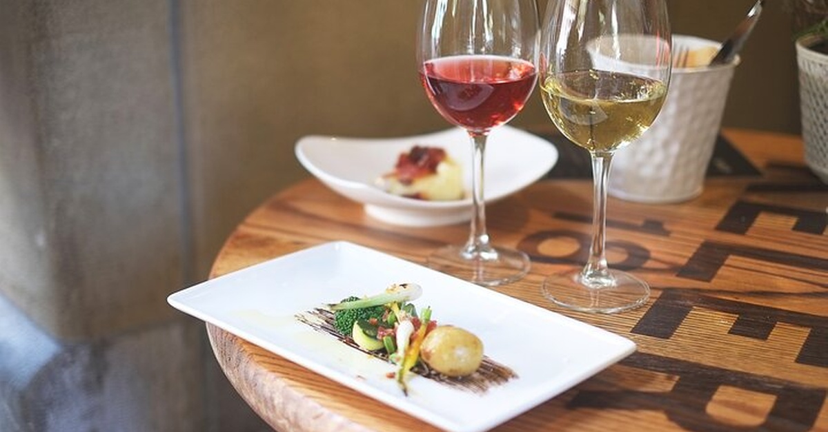 Visita nocturna de pintxos con vino en Donostia