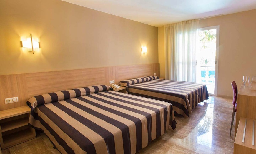 Image 3: ✈ COSTA BRAVA | Lloret de Mar - Hotel Cleopatra Spa 4* - Spiaggia d...