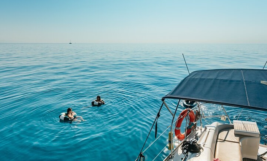 Image 6: Crucero al atardecer en Barcelona liderado por Young & Local Captain